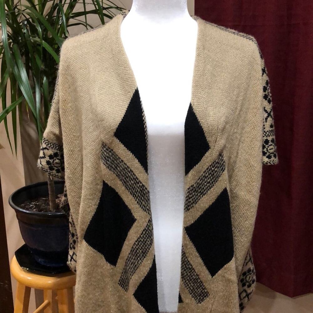 Oboe beige/black ruana shawl poncho wrap size Small Med